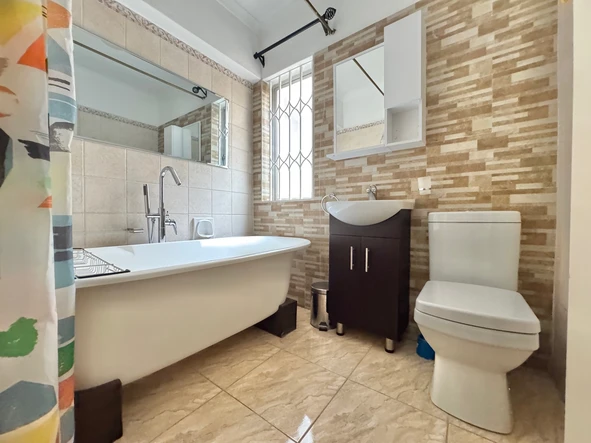 2 Bedroom Flat & Apartment