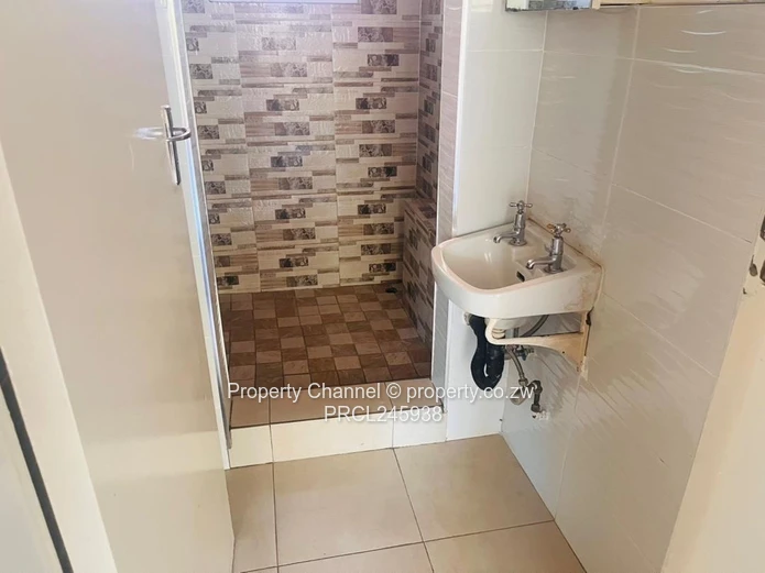 Sunlit 2-Bed Avondale Flat - Bay Window & Wooden Floors