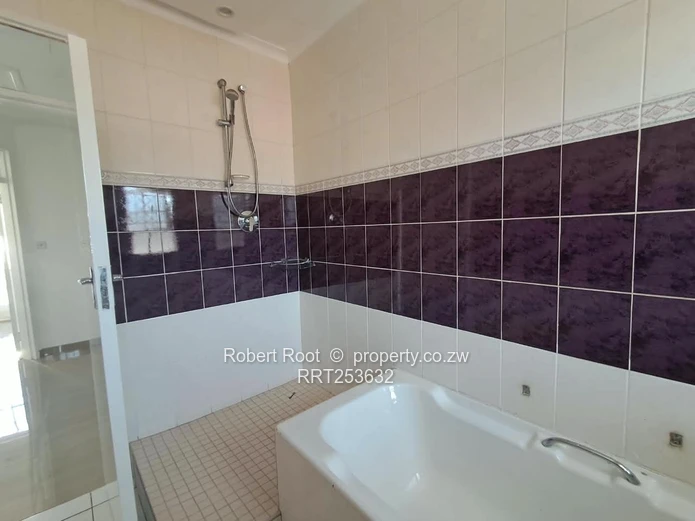 Neat recently renovated 2 bed duplex apartment 