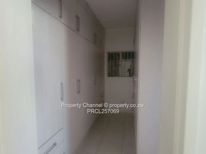 Spacious 7-Bed Home with Pool & Borehole, Greystone Park