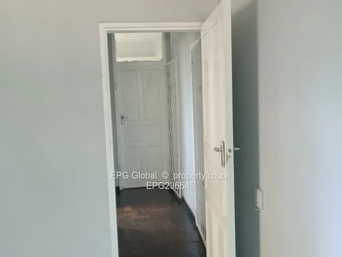 Recently redecorated 2 bedrooms flat 