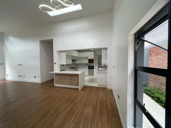 4 Bedroom Flat & Apartment