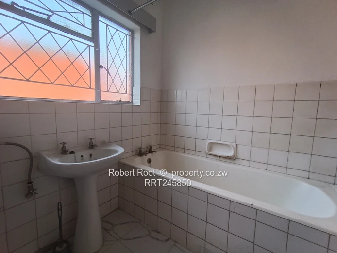 2 bed flat in Avondale