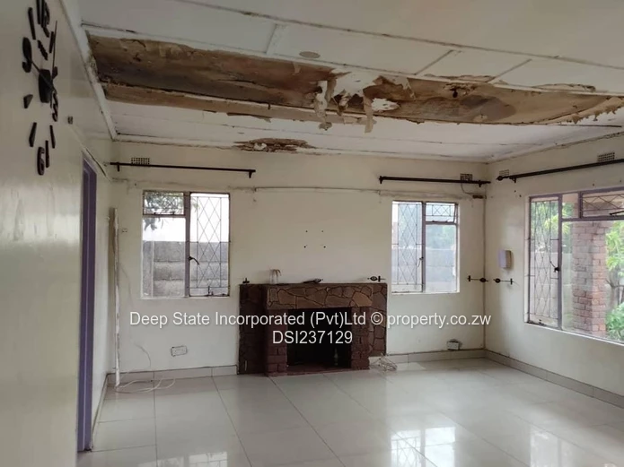 Warrent D house for sale (150m from Bulawayo road)