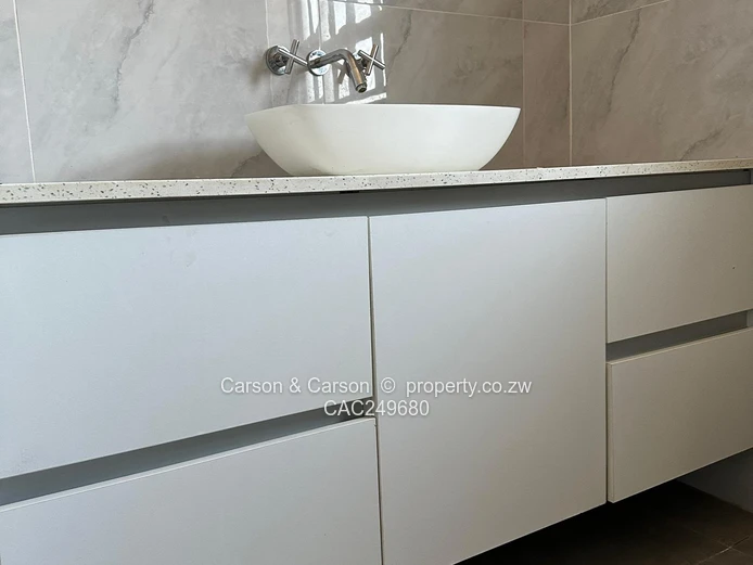 Modern 3-Bed Glaudina House - Fitted Kitchen & Built-ins