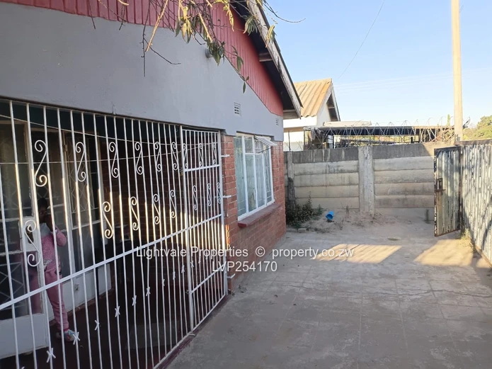 Neat house in Seke Unit A (Sole Mandate)