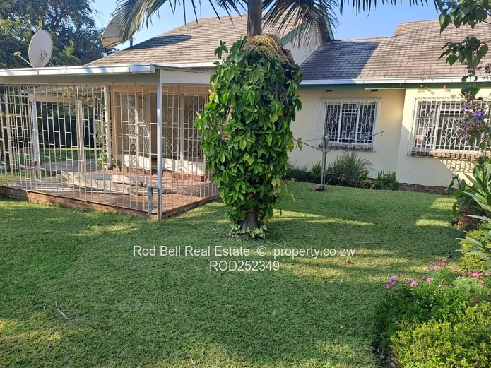 Neat 3-bedroom townhouse in well-established complex