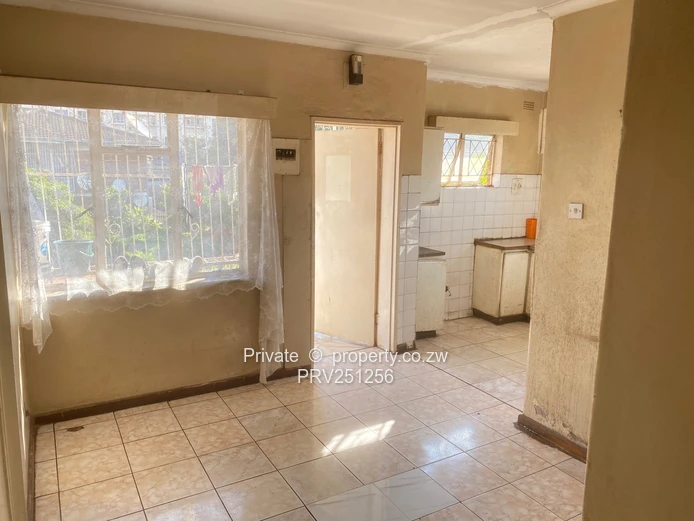 Avenues 2-Bed Flat — Tiled Floors, Garden & 24hr Security