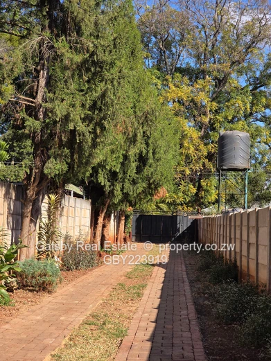 Charming 2-Bed Garden Flat in Greendale North with Pool & Solar (immediately available)