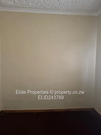 House for Sale in Budiriro 1,Harare  5 bedrooms main ensuite, dining , lounge, fitted kitchen, seper (Sole Mandate)