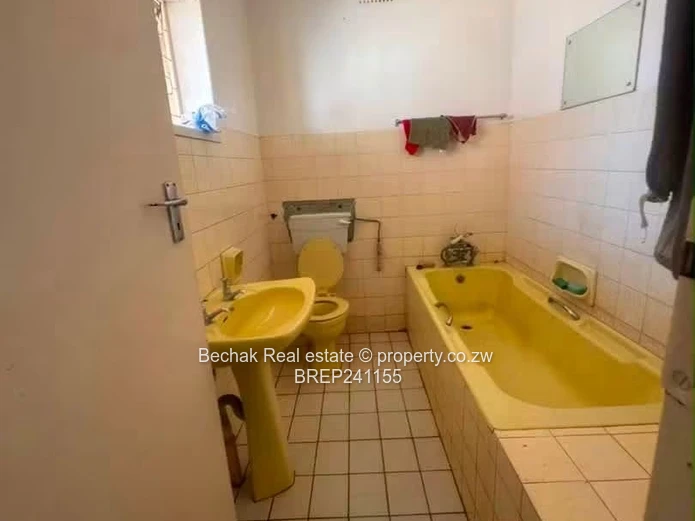 Classic Kumalo Bungalow: 4 Beds, Pool & Large Garden