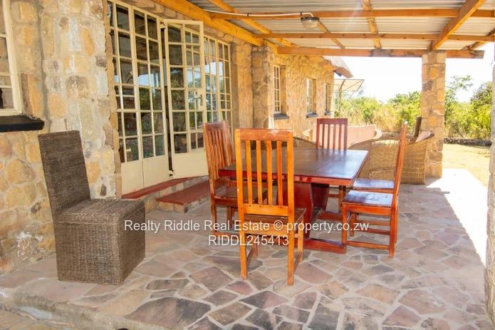 Nyanga Thatched Stone Lodge — Fireplace, AC & Wi-Fi