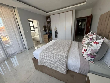 6 Bedroom House