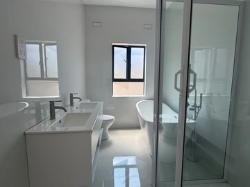 3 Bedroom Flat & Apartment