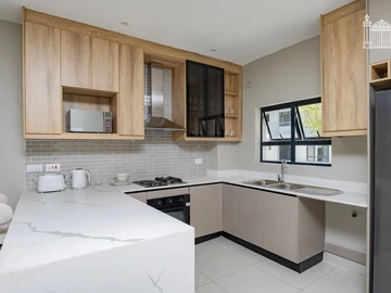 2 Bedroom Flat & Apartment