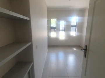 2 Bedroom Flat & Apartment