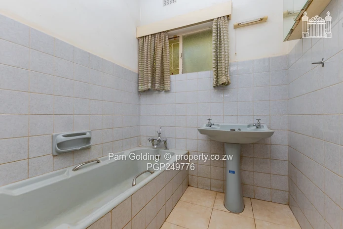 5Bedroom House on An Acre, Corner Property