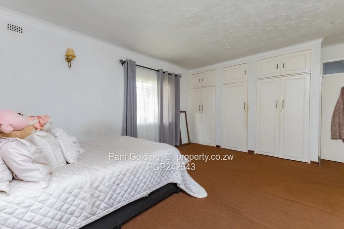 The Complete Family Estate In The Heart Of Greengrove (Sole Mandate)