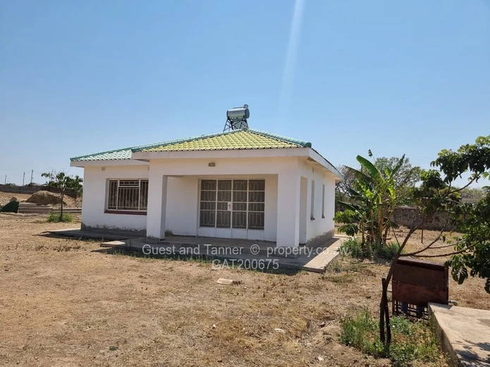 Spacious House with Cottage for Sale in Sunninghill, Bulawayo