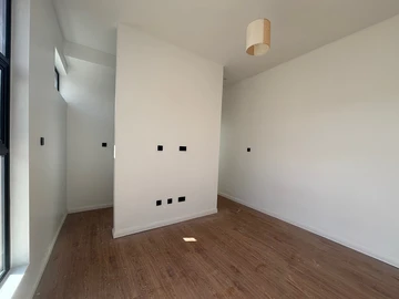 4 Bedroom Flat & Apartment
