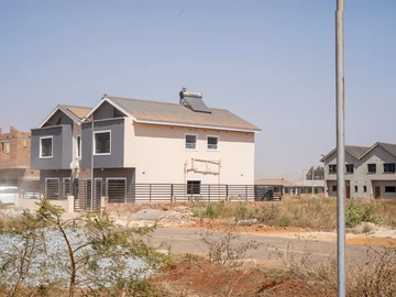 2 Bedroom Flat & Apartment