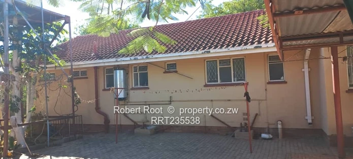  Spacious Family Home with Cottage, Pool & Borehole!