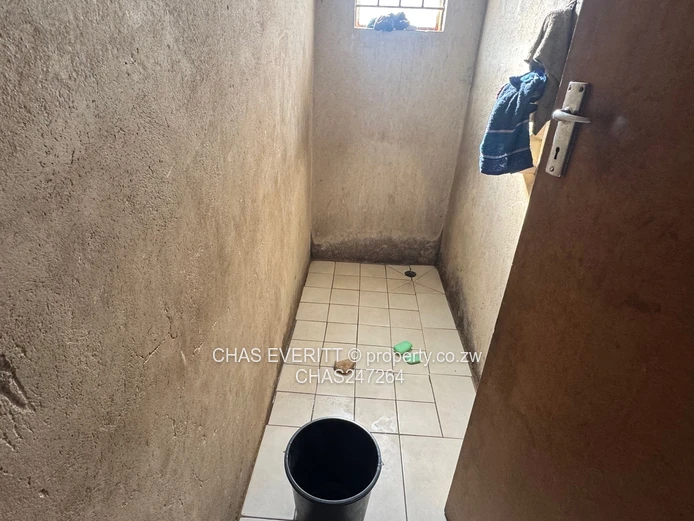 4 beds house in Unit G Makoni Seke Chitungwiza $35k