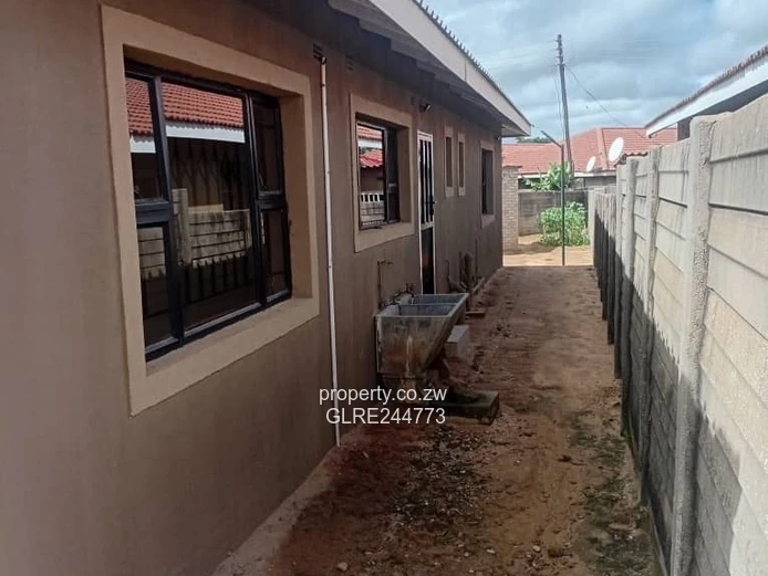 Damofalls 4-Bed Home — Borehole & Walled Paved Yard