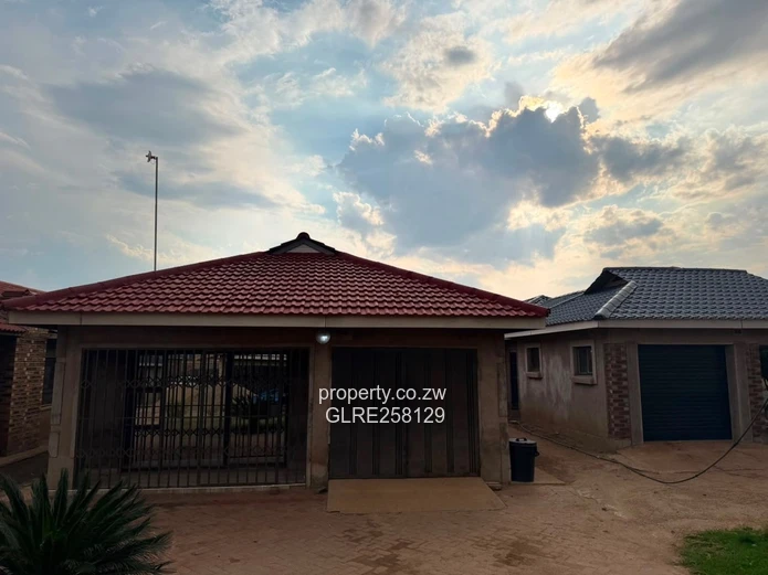 Glaudina 4-Bed Home - Tiled Roof, Garage & Garden