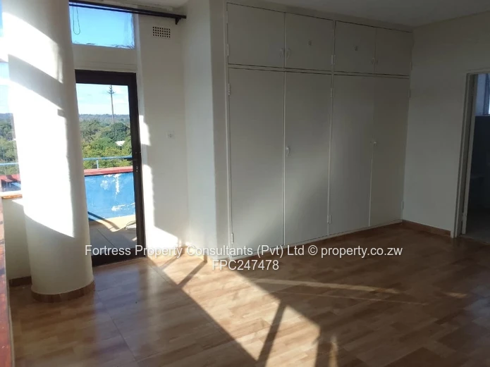 Sunlit 2-Bed Avenues Flat with Balcony & Borehole