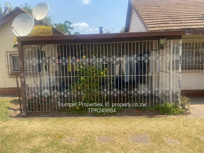 Spacious 5-Bed Family Home on 4,314m² with Pool – Hatfield