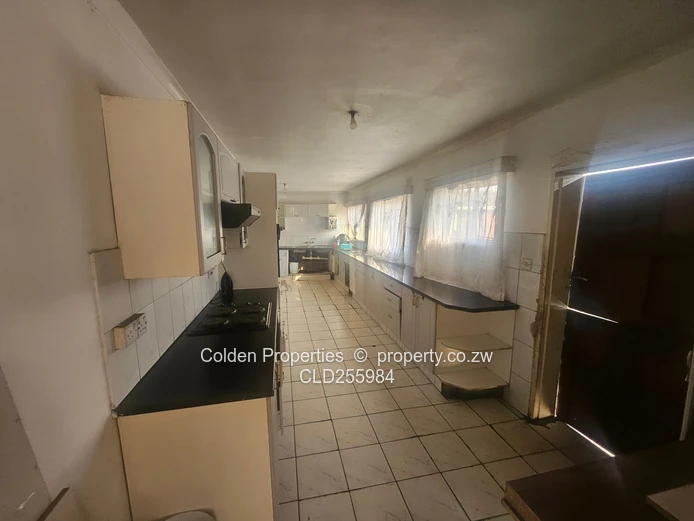 Highlands 5-Bed Townhouse on 3850m² with Borehole & Tanks