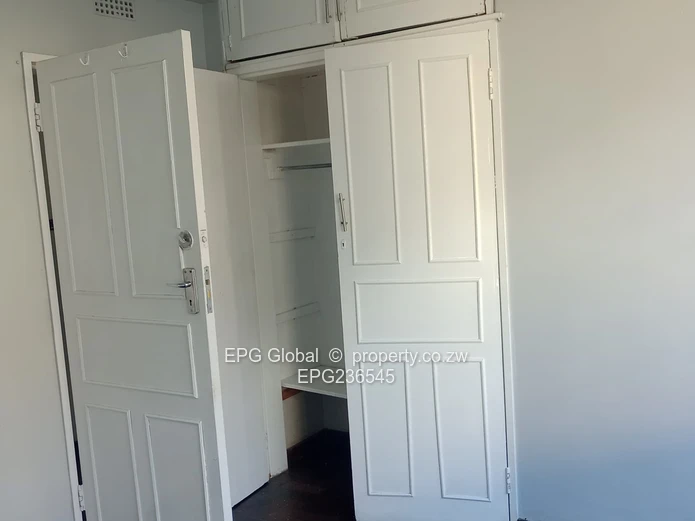 Recently redecorated 2 bedrooms flat 