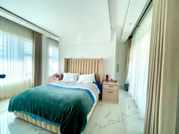 6 Bedroom House