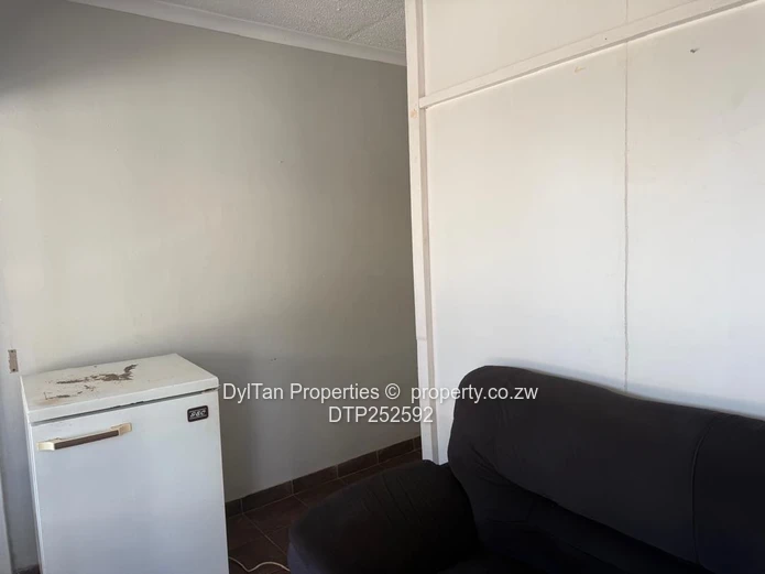 Road Frontage Pomona 40m² Office for Rent