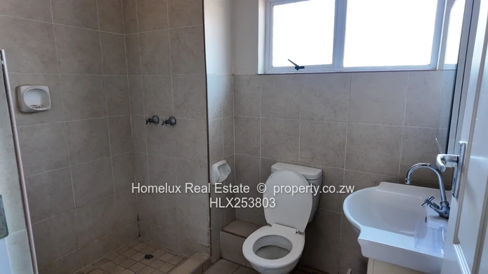Neat 3 Bed Flat In Marborough To Rent 