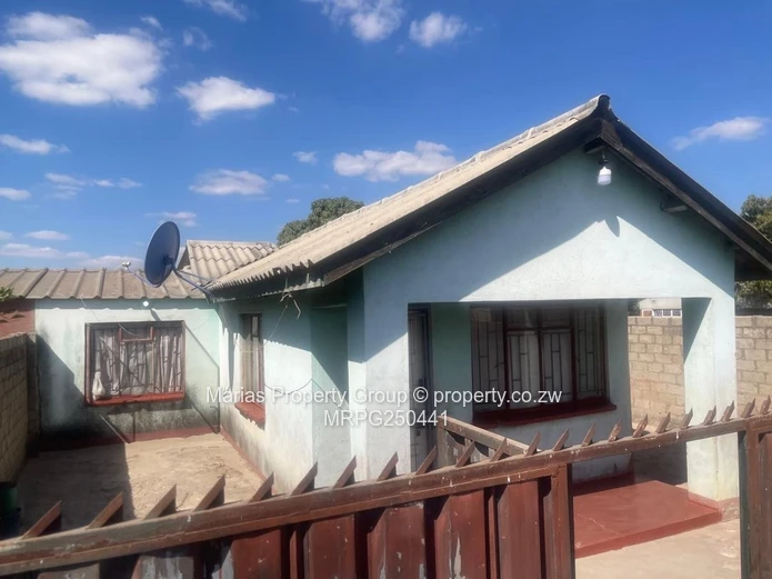 8-Bed Home with Verandah & Walled Yard in Chitungwiza