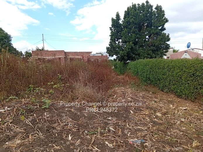 600m² Stand in Hatcliffe — Main Road Frontage, Dilapidated Incomplete Cottage.
