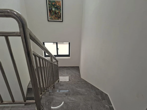 4 Bedroom Flat & Apartment