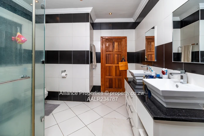 A magnificent opulent family home in Marlbrough (Sole Mandate)