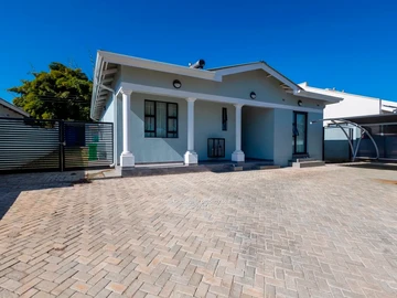 3 Bedroom Flat & Apartment