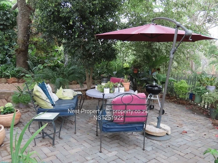 Charming Home + 2 Bed Cottage in Glen Lorne!