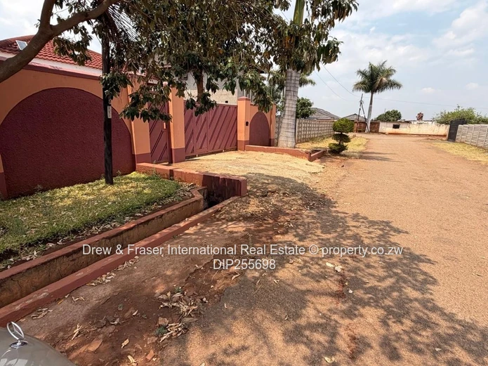 Westgate 4-bed: Spacious Tiled Kitchen, Dining & Borehole