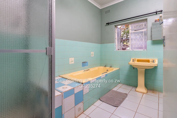 Spacious home walking distance to St Johns College  (Sole Mandate)