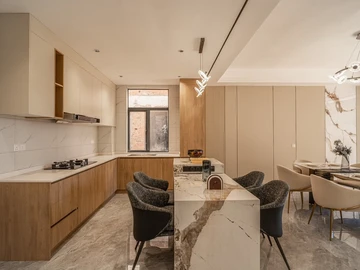 4 Bedroom Flat & Apartment