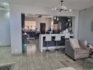 5 Bedroom Flat & Apartment