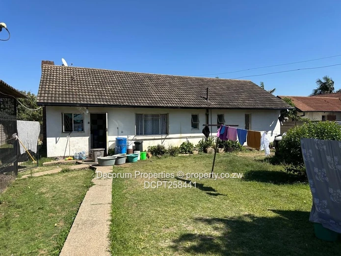 3BR Ashdown Park Bungalow — Verandah, Driveway & Flatlet
