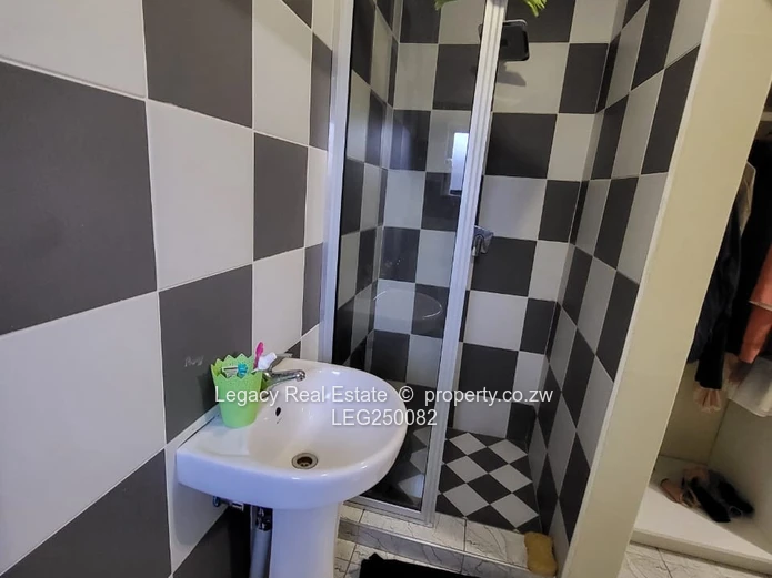 Houghton Park 4-Bed Home with Flatlet, Fitted Kitchen & Garden