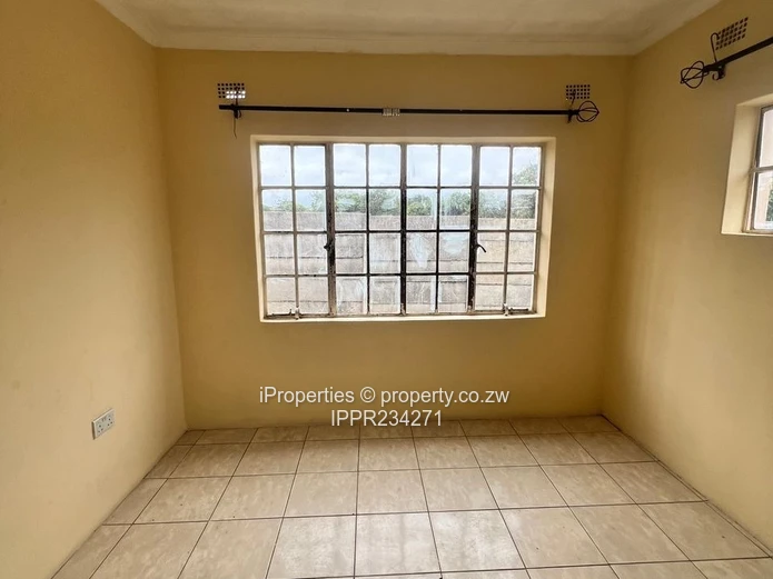 2,248m² stand comes with a neat 2-bedroom cottage 