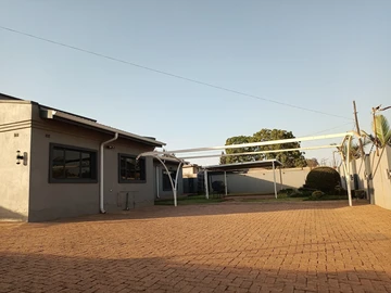 3 Bedroom Flat & Apartment